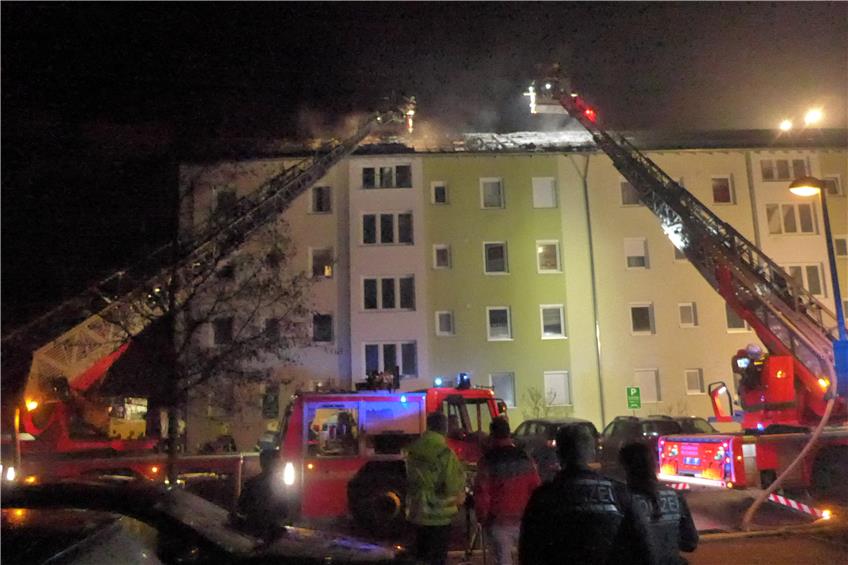 Feuer in der Sebastian-Kneipp-Straße: Das Mehrfamilienhaus wurde geräumt, rund 40 Bewohner mussten ihre Wohnungen verlassen. Bild: Feuerwehr Reutlingen