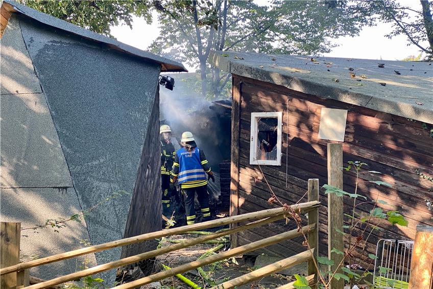 Feuer in einer Hütte in der Ernst-Bloch-Straße Straße in Tübingen: Die Feuerwehr löschte die Flammen am Montagvormittag schnell. Bild: Jonas Bleeser