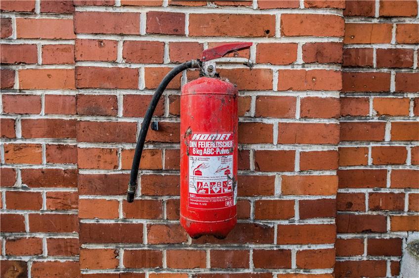 Feuerlöscher sind für den Brandschutz elementar, aber längst nicht die einzige Vorschrift im Gebäudebau. Foto: Giacinto Carlucci
