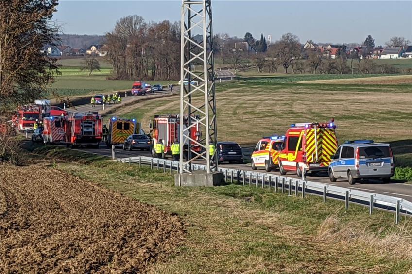 Feuerwehr, Rettungskräfte und Polizei sind mit vielen Fahrzeugen im Einsatz. Bild: Hans-Jörg Schweizer