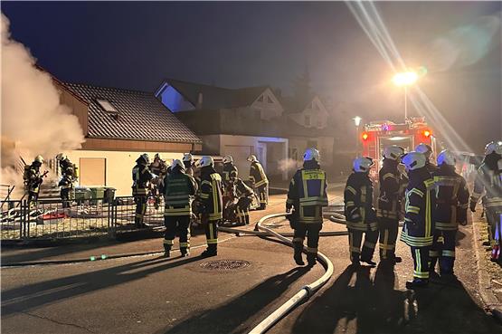 Feuerwehr und Rettungskräfte rückten am Samstagmorgen mit einem Großaufgebot nach Altingen aus. Dort brannte es in einem Wohnhaus. Bild: Feuerwehr Ammerbuch
