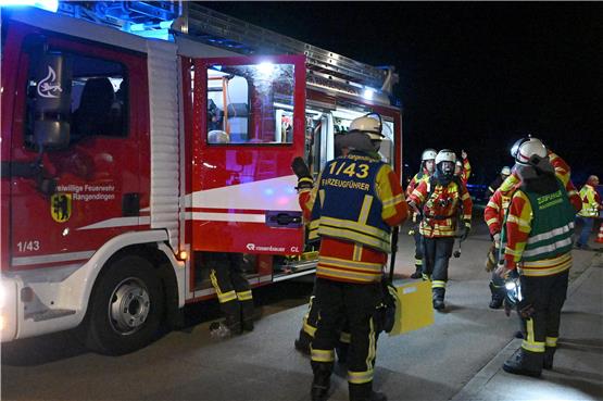 Feuerwehreinsatz in der Eichbergstrasse in Hirrlingen mit Überlandhilfe durch die Feuerwehr Rangendingen (im Bild) Bild: Ulmer