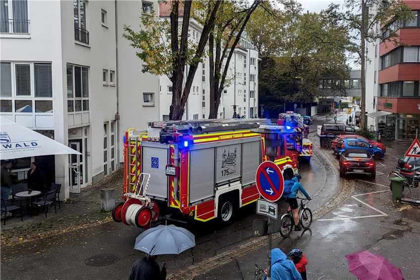 Feuerwehreinsatz in der Tübinger Wöhrdstraße. Bild: Hans-Jörg Schweizer