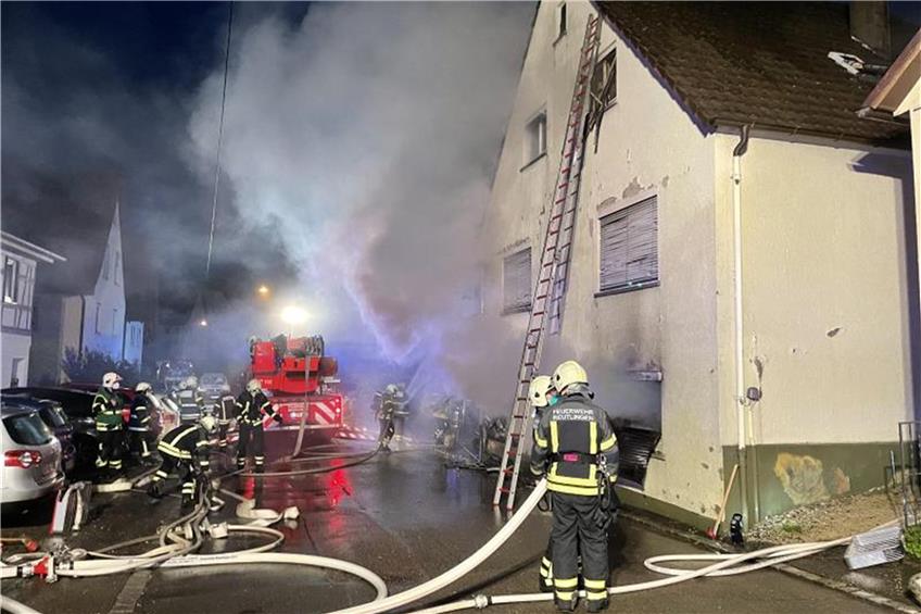 Feuerwehrleute löschen den Brand in einem Einfamilienhaus. Foto: Stadt Reutlingen/dpa