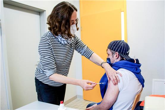Feuerwehrmann Pascal Beiter erhielt von Ärztin Katharina Schmidt seine dritte Impfung.  Bild: Martin Zimmerman