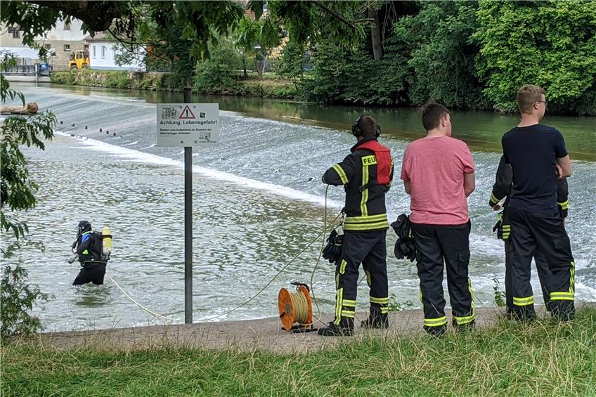 Feuerwehrtaucher suchten den Neckar zwischen dem Bad Niedernauer Wehr (Bild) und Rottenburg ab. Bild: Hans-Jörg Schweizer