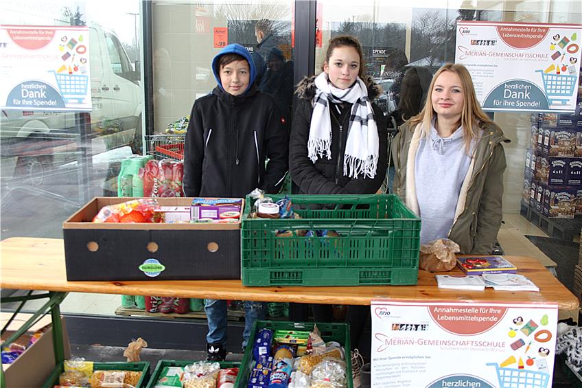 Filip Palezevic, Jana Grams und Selina Eirich (von links) von der Merian-Gemeinschaftsschule helfen bei der Spendenaktion. Bild: Kappeller