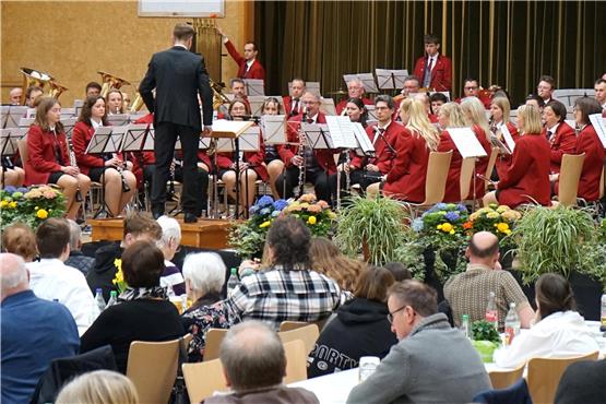 Filmmusik, Fanfaren und Polkas zu „Rauschenden Festen“ bot der Musikverein Hirrlingen. Bild: Andreas Straub