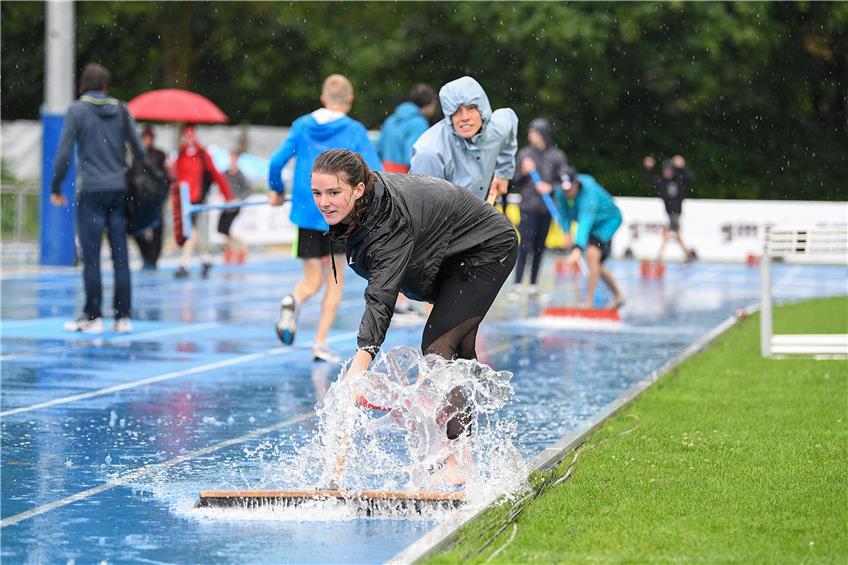 Fiona Nachtigall (LAV Tübingen, vorne) gewann Ihren 400m Lauf, als das Wetter noch einigermaßen mitspielte. Dann half sie beim Kehren. Bild: Axel Grundler