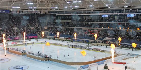 Flammen-Fontänen nach jedem Tor: Zum Eishockey-Wintergame zwischen den Schwenninger Wild Wings und den Adler Mannheim (3:7) im Sinsheimer Fußball-Stadion kamen am Wochenende mehr als 25000 Zuschauer. Bild: Bernhard