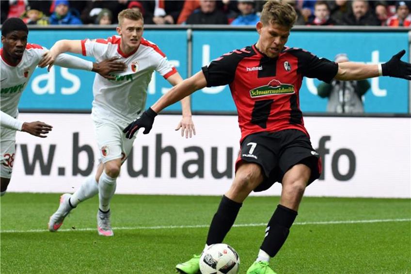 Florian Niederlechner von Freiburg schießt den Ball per Strafstoß zum 0:1. Foto: Stefan Puchner dpa