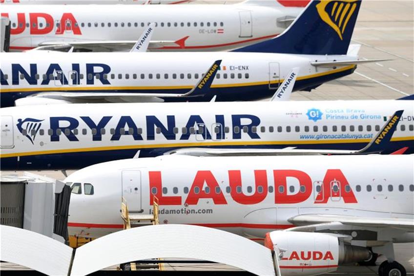 Flugzeuge von Laudamotion und Ryanair stehen auf einem Flughafen. Foto: Helmut Fohringer/APA/dpa/Archiv/Symbolbild
