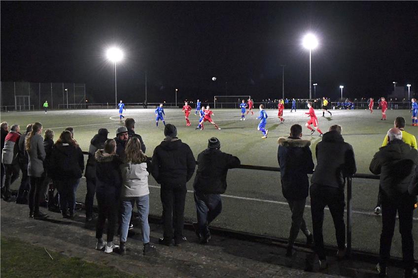 Flutlicht-Atmosphäre beim Spiel des FC Rottenburg gegen Seedorf (Bild: Ulmer)