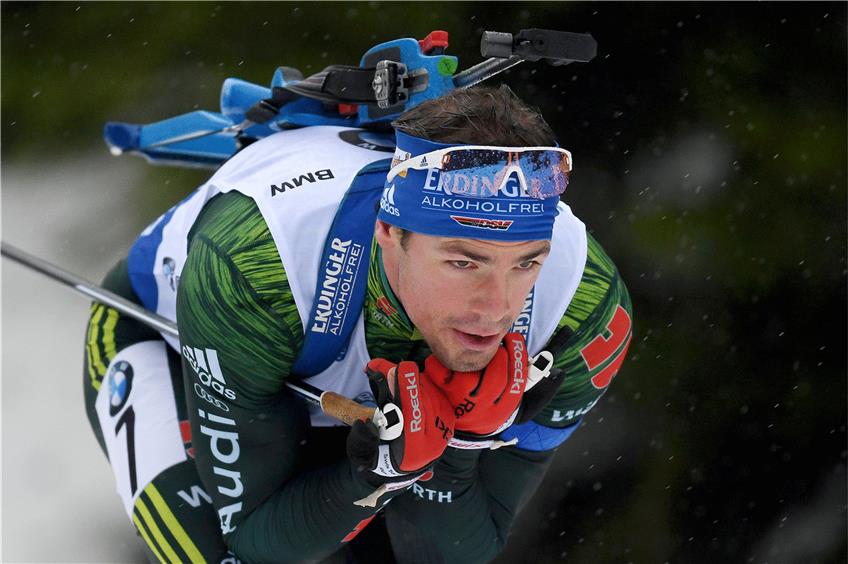 Form mit Fragezeichen: Simon Schempp von der Ski-Zunft Uhingen ist einer der ganz heißen Medaillenkandidaten in Pyeongchang  aber nur, wenn sein Rücken hält. Foto: Hendrik Schmidt/dpa