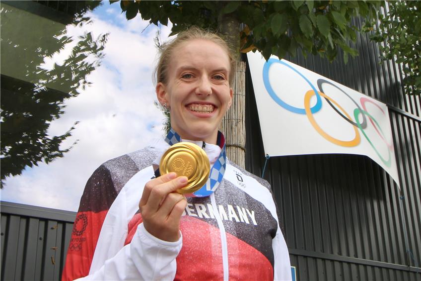 Franziska Brauße zeigt stolz ihre Goldmedaille. Bild: Thomas de Marco