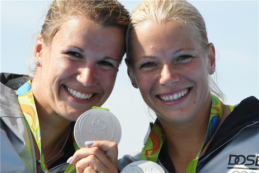 Franziska Weber (links) und Tina Dietze verpassten die Goldmedaille denkbar knapp. Über olympisches Silber freuten sie sich trotzdem. Foto: dpa