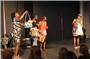 Frauen mit Statussymbolen: Das „Hope Theatre Nairobi“ spielte auf Einladung der Fairtrade Gruppe auf der Bühne des Paul-Klee-Gymnasiums . Bild: Werner Bauknecht