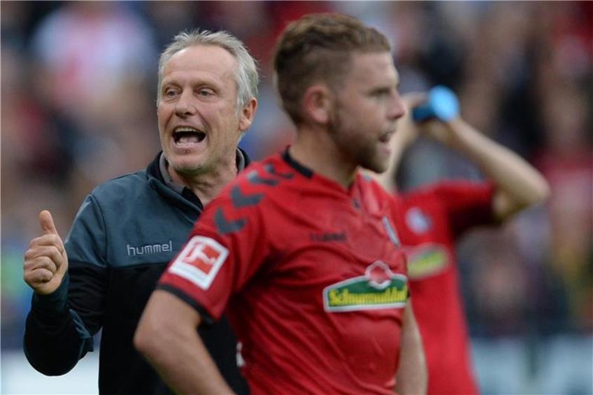 Freiburg-Trainer Christian Streich nach der roten Karte gegen Yoric Ravet (r). Foto:Patrick Seeger dpa/lsw