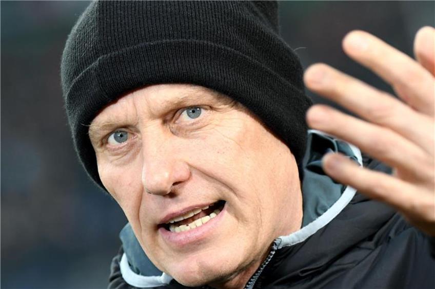 Freiburgs Trainer Christian Streich beim Spiel Hannover 96 - SC Freiburg. Foto: Peter Steffen dpa