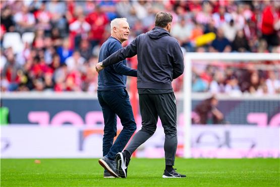 Freiburgs Trainer Christian Streich (l) spricht nach dem Spiel mit Wolfsburgs Trainer Ralph Hasenhüttl (r). Foto: Tom Weller/dpa