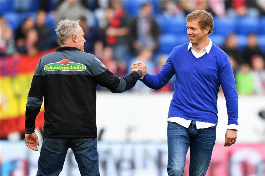 Freiburgs Trainer Christian Streich (links) und sein Hoffenheimer Kollege Julian Nagelsmann schätzen sich. Beide haben viel Spaß daran, sich mit immer neuen taktischen Varianten gegenseitig ein Schnippchen zu schlagen. Foto: dpa
