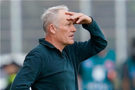 Freiburgs Trainer Christian Streich steht am Spielfeld. Foto: Uwe Anspach/dpa