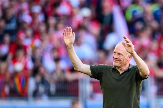 Freiburgs Trainer Christian Streich verabschiedet sich von den Fans nach dem Spiel. Foto: Tom Weller/dpa