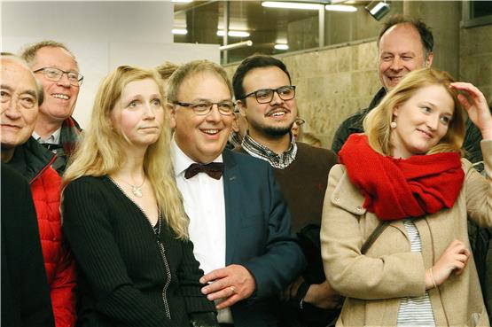 Freudige Überraschung für die SPD: Thomas Keck (mit Fliege neben Ehefrau Elke) setzt sich hauchdünn im ersten Wahlgang durch.Bild: Horst Haas