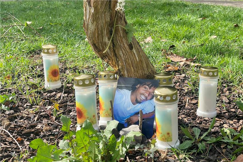 Freunde des Getöteten haben Kerzen an einem Strauch im Alten Botanischen Garten aufgestellt. Wir veröffentlichen das Bild mit ihrer Zustimmung. Bild: Jonas Bleeser