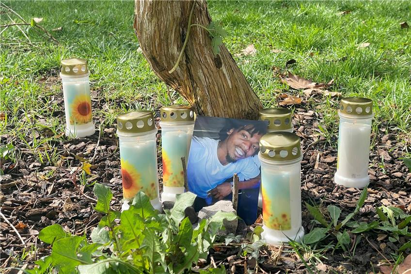 Freunde des Getöteten haben Kerzen an einem Strauch im Alten Botanischen Garten aufgestellt. Archivbild: Jonas Bleeser