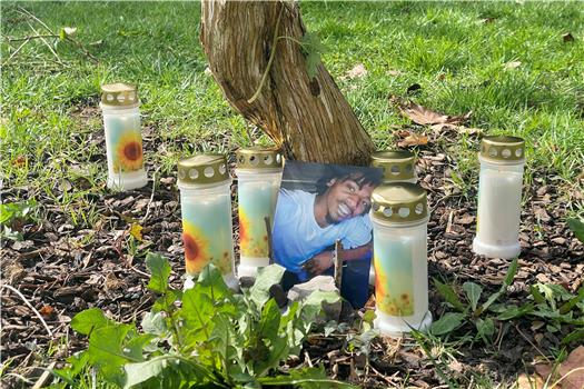 Freunde des Getöteten haben Kerzen an einem Strauch im Alten Botanischen Garten aufgestellt. Bild: Jonas Bleeser