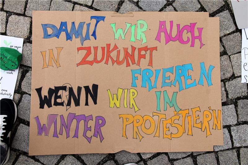 Fridays For Future legte Plakate auf den Rottenburger Marktplatz. Bild: Philipp ...