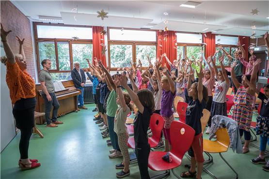 Friedhilde Trüün mit Kindern der Hügelschule. Reiner Thede von der Bürgerstiftung (Dritter von links) lauscht. Bild: Ulrich Metz
