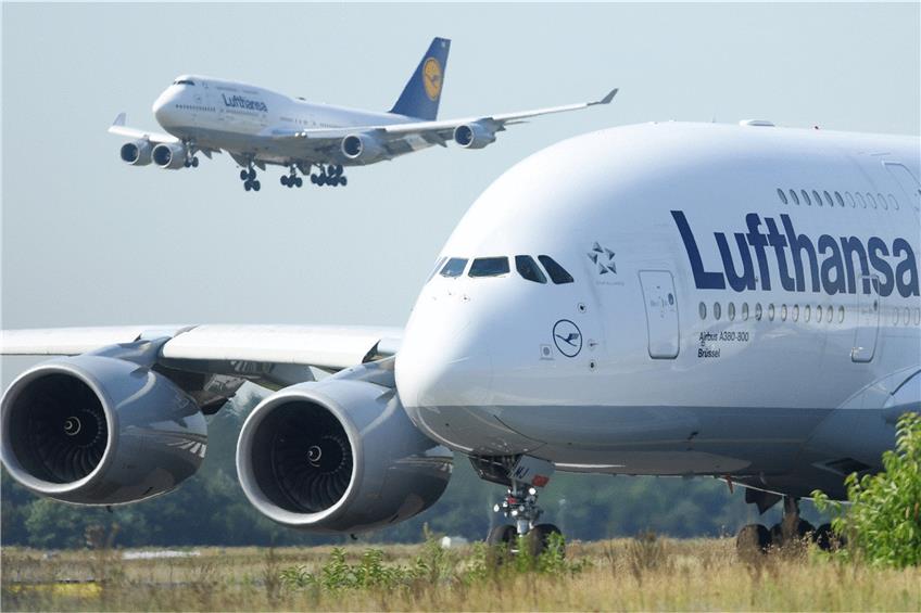 Friedliche Koexistenz an den Flughäfen: eine Boeing 747-400 hinter einem startbereiten Airbus A380-800. Foto: Arne Dedert/dpa