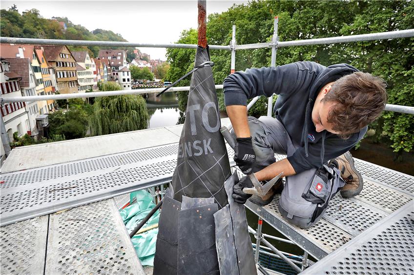 Frische Luft, schöner Ausblick: Zwei Wochen brauchten die Experten der Dachdeckerei Peetz, um dem Hölderlin-Turm an der Tübinger Neckar-Promenade ein neues Dach zu schenken.