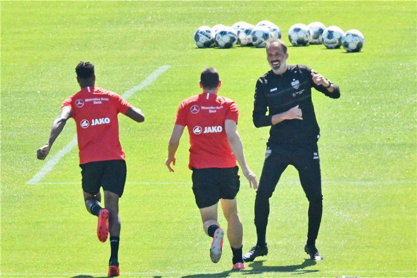 Fröhlich trotz Kontaktbeschränkungen: VfB-Chefcoach Pellegrino Matarazzo und Stürmer Mario Gomez im Training. Foto: Eibner-Pressefoto