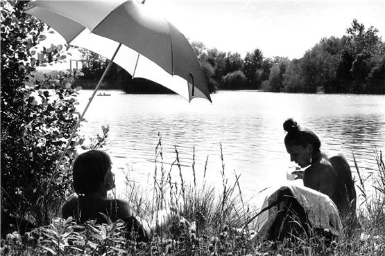Früher wie heute das pure Vergnügen: ein Bad im Hirschauer Baggersee. Archivbild: Achim Thumm