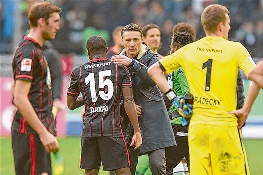 Frust bei Frankfurt: Niko Kovac (Mitte) muss seine Spieler trösten. Foto: Imago