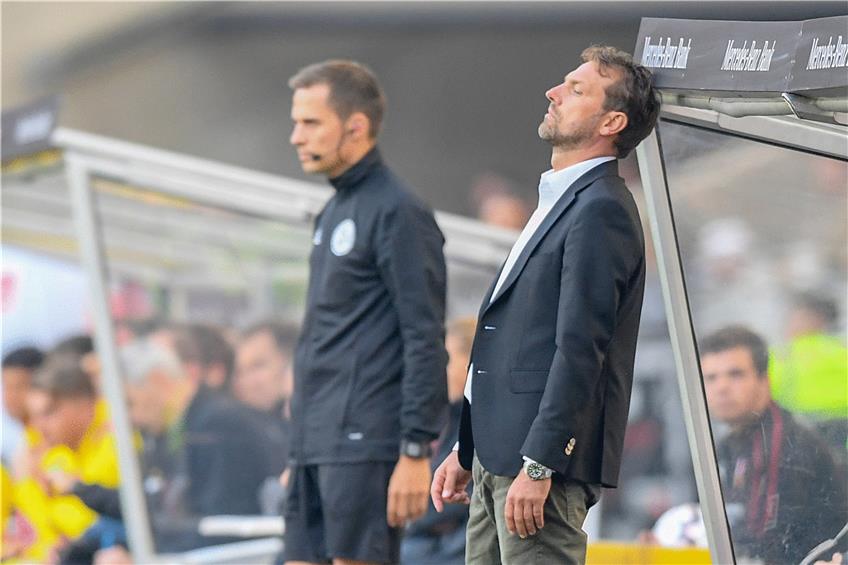Frust und Ratlosigkeit bereits nach 25 Spielminuten: Der neue Chefcoach Markus Weinzierl vor seiner Bank. Foto: Sebastian Gollnow/dpa