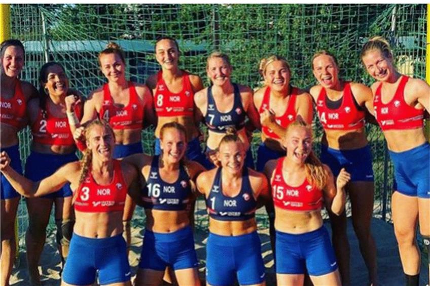 Fühlen sich in Shorts wohl: die norwegischen Beachhandballerinnen. Sie mussten eine Strafe bezahlen.  Foto: Screenshot: Norges Håndballforbund/facebook