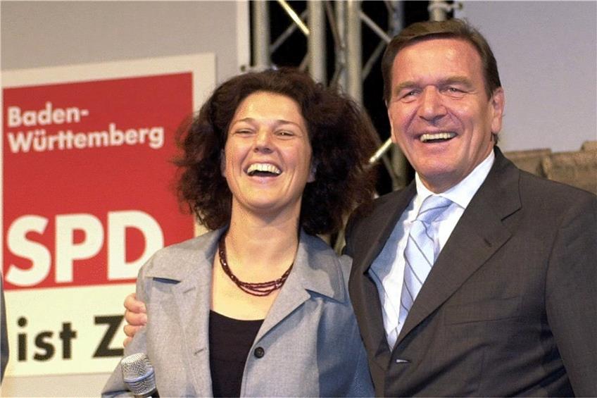 „Führungsreserve erster Klasse“: Ute Vogt als Spitzenkandidatin für die Landtagswahl 2001 mit Bundeskanzler Gerhard Schröder.  Foto: Bernd Weißbrod/dpa