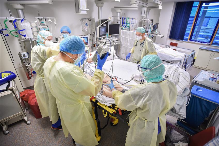 Fünf Menschen sind notwendig, um einen neuen Patienten von der Trage des Rettungsdienstes ins Intensivbett umzulagern. Foto: Ferdinando Iannone