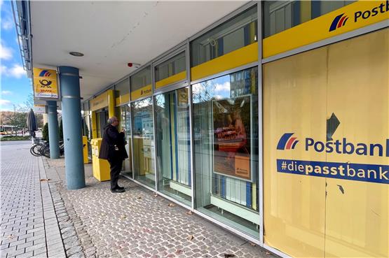 Für die Tübingerin ist sie nicht mehr „#diepasstbank“ aus der Werbung: die Filiale der Postbank in der Tübinger Europastraße. Bild: Jonas Bleeser