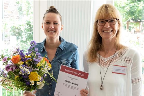 Für jahrelangen ehrenamtlichen Einsatz für erschwingliches Wohnen in Tübingen bekam Kerstin Möllers (links) den Beginenpreis aus der Hand von Christine Kühnel. Bild: Klaus Franke