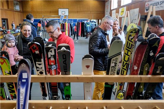 Für jeden was dabei: Am Wochenende luden die TSG Bodelshausen und der Skiclub Steinlach zum Basar in der TSG-Halle. Bild: Uli Rippmann