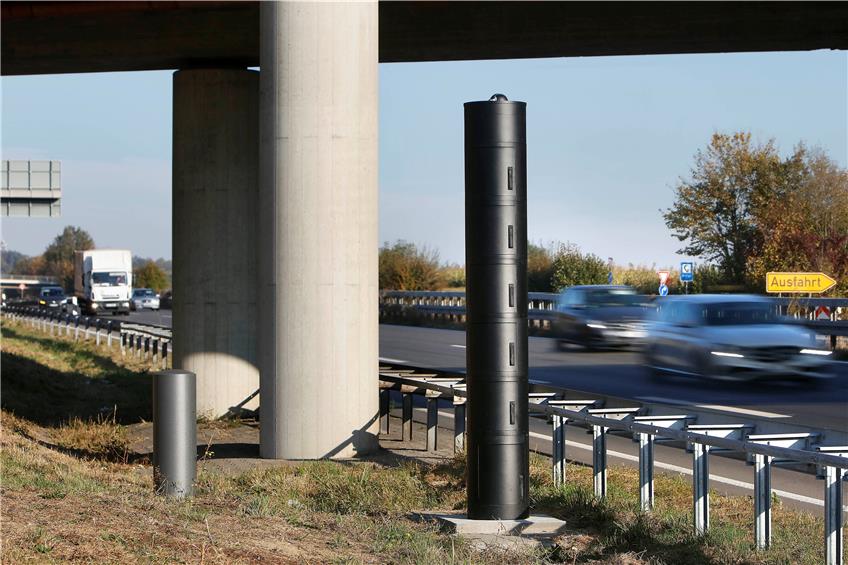 Für viele Autofahrer ein Stein des Anstoßes: Die Radarfalle unter der Brücke der B 27 in Höhe von Walddorfhäslach. Bild: Horst Haas