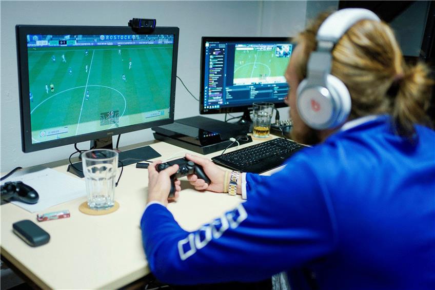 Fußball-Drittligist SV Waldhof Mannheim will die wegen der Coronavirus-Pandemie ausgesetzte Saison virtuell zu Ende spielen. Foto: Uwe Anspach/dpa