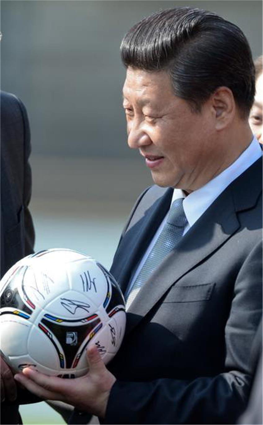 Fußball-Fan: Präsident Xi Jinping beim Staatsbesuch 2014 in Berlin. Foto: dpa