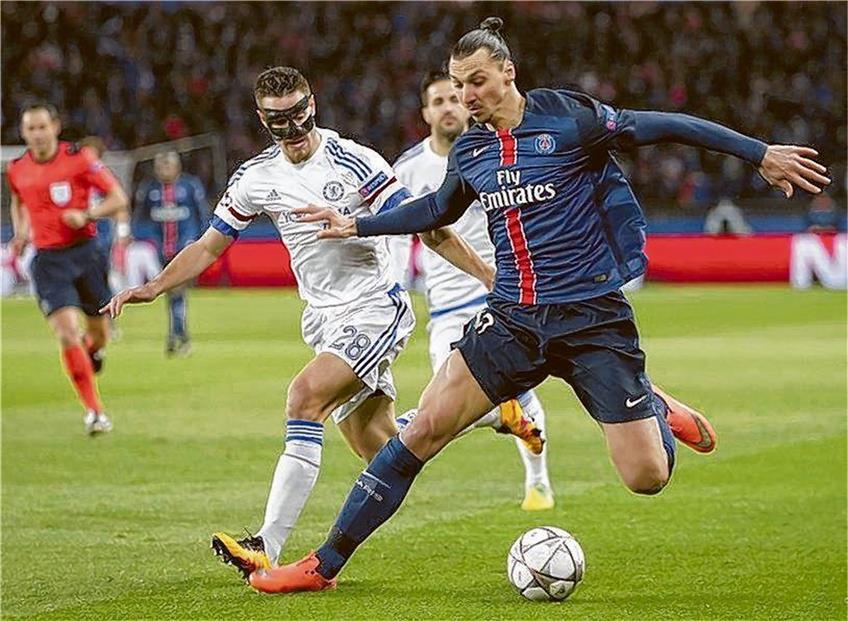 Fußball-Weltstar Zlatan Ibrahimovic (re.) sorgte für die Pariser Führung - Chelsea fand noch vor dem Halbzeitpfiff die richtige Antwort darauf. Foto: dpa