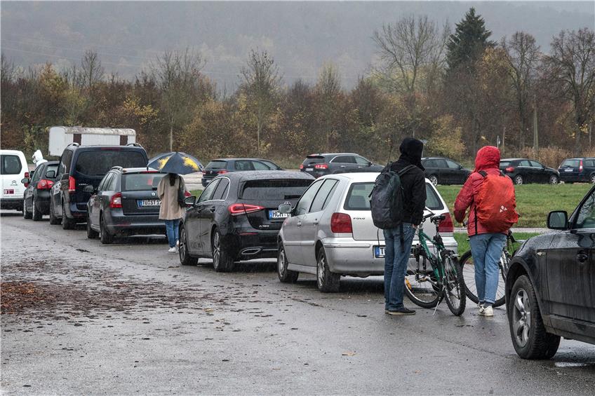Fußgänger, Autofahrer und Radfahrer – alle warten sie am Dienstag in der Schlange der Fieberambulanz auf dem Festplatz. Bild: Ulrich Metz